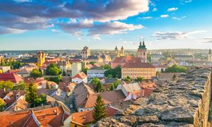 Miasto legend, wina i termalnych źródeł. Z Polski dojedziesz w 3,5 godz.