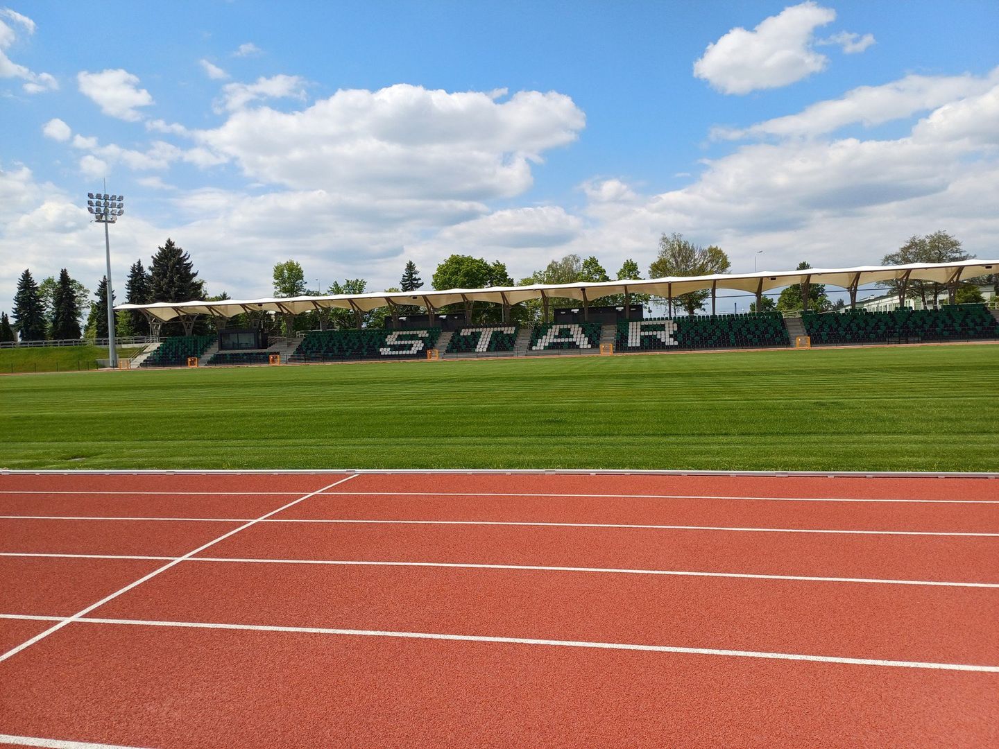 Otwarcie stadionu w Starachowicach. Mecz Reprezentacji Gwiazd Piłkarzy Polskich z Oldbojami Staru Starachowice, Szpakowski i K.A.S.A