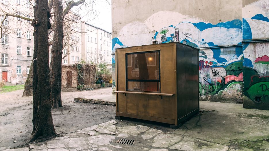 Wrocław. Ostatni tydzień wystawy "Odgłosy z Krzaka" w Złotym Kiosku na ołbińskim podwórku. Finisaż 29 kwietnia