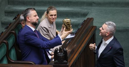 Niecodzienne sceny w Sejmie. Szef MON dostał złotą betoniarkę