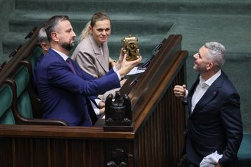 Niecodzienne sceny w Sejmie. Szef MON dostał złotą betoniarkę
