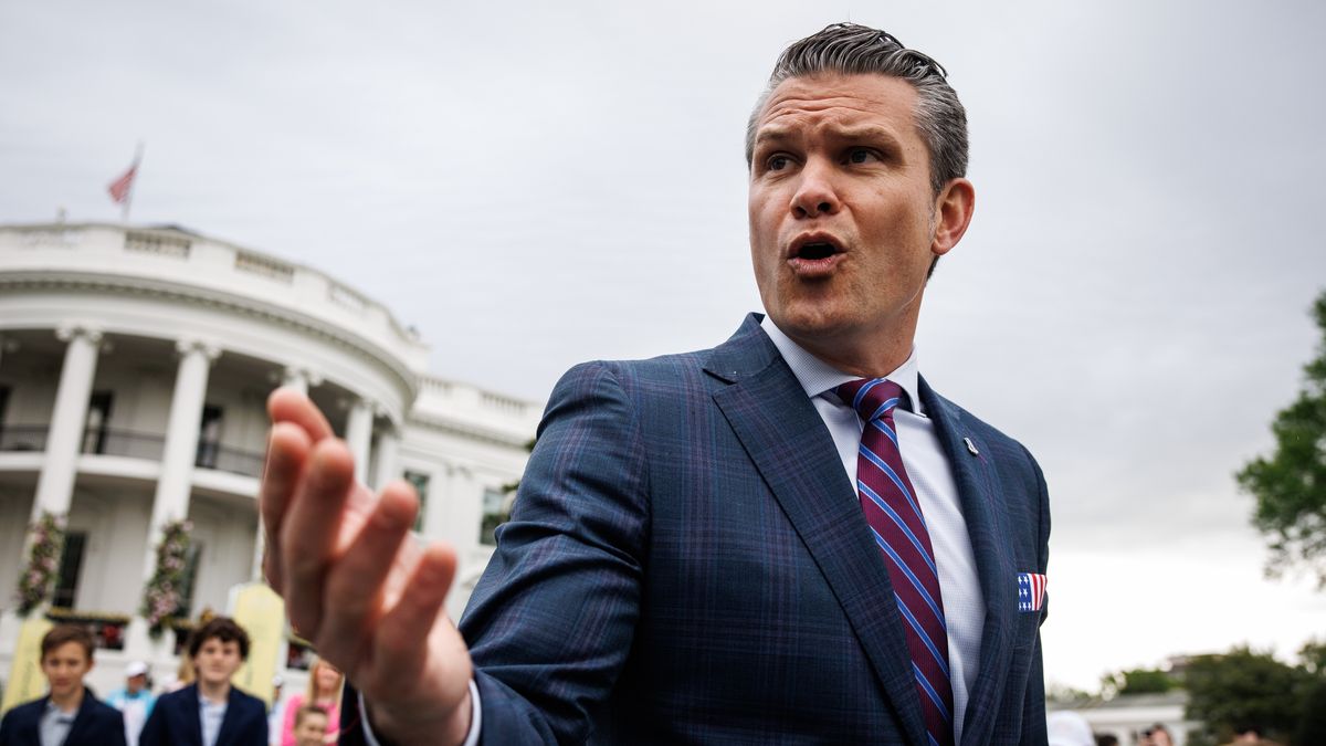 US Secretary of Defense Pete Hegseth attends the 2025 Easter Egg Roll with his family on the South Lawn of the White House in Washington, DC, USA 21 April 2025. New allegations have emerged that Hegseth shared details of the attack on the Houthi's in Yemen in a second Signal chat. EPA/SAMUEL CORUM / POOL Dostawca: PAP/EPA.