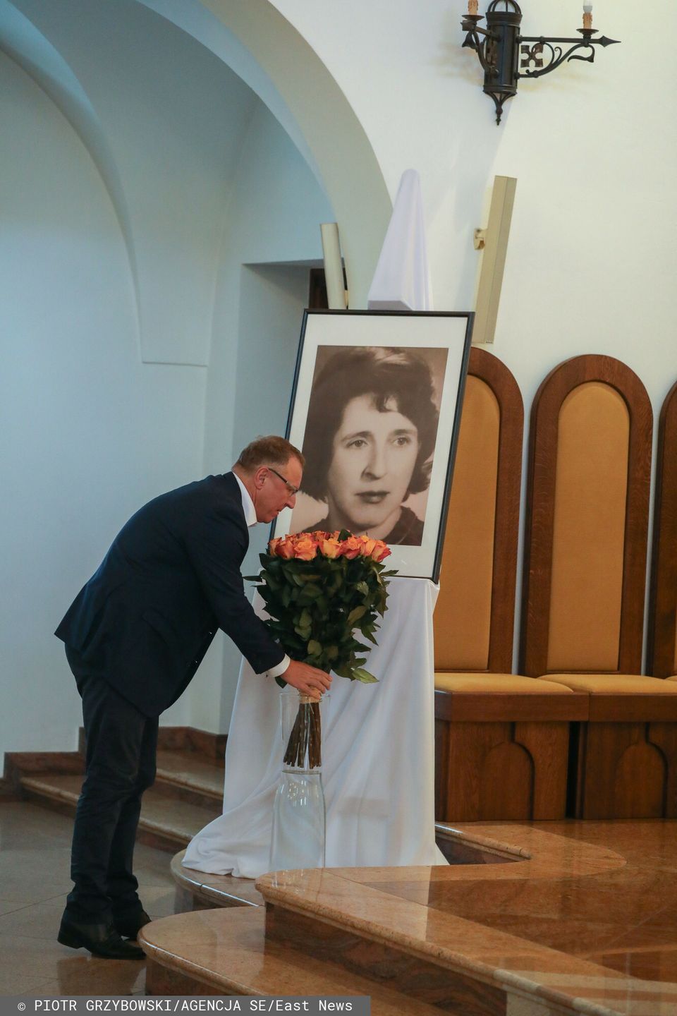 Jacek Kurski z żoną i córką na mszy z okazji śmierci matki