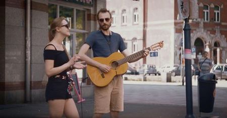 Jest pedagogiem. W wakacje jeździ autostopem i gra na ulicach. "To, co zarobimy, wydajemy, żeby podróżować dalej"