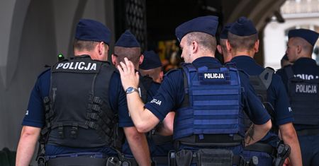Emeryci lekiem na braki kadrowe? "Policja straciła nad nimi kontrolę"