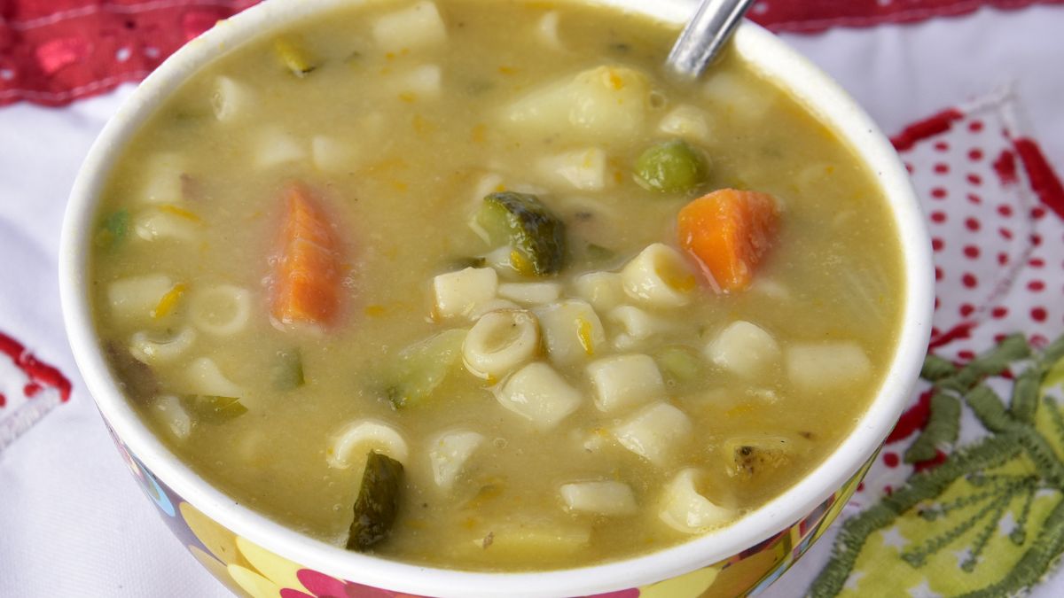Zupa ogórkowa z makaronem