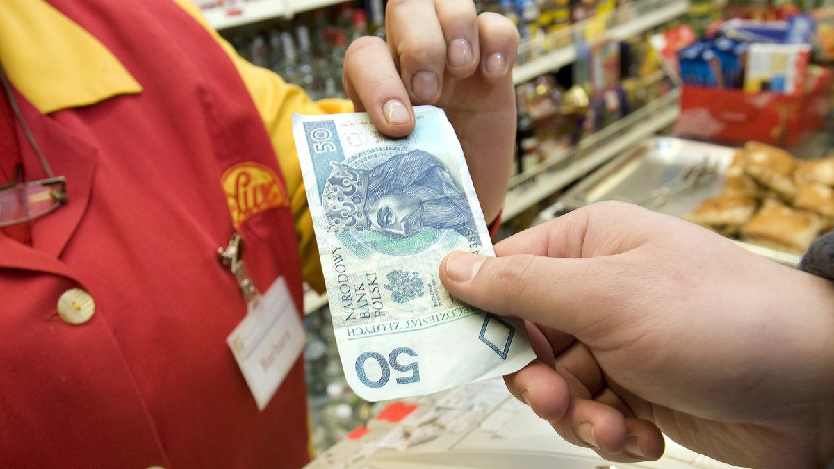 Polish Zloty Currency Notes
A Polish fifty zloty note is offered for payment at a store in Warsaw, Poland, on Friday, Dec. 31,2010. Poland's central bank may start increasing interest rates in January as the zloty has lost its power to keep inflation in check, Adam Glapinski, a member of the Monetary Policy Council, said yesterday. Photographer: John Guillemin/Bloomberg via Getty Images
Bloomberg
BANKING, CASH, ECONOMY, EMEA, EUROPE, FINANCE, MONEY