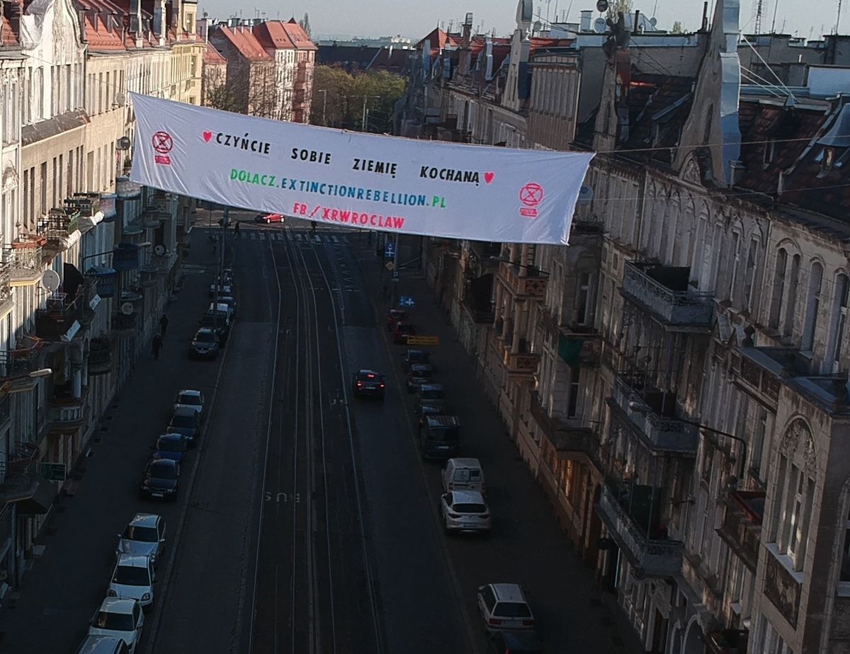 Wrocław. Dzień Ziemi. Czerwone wdowy na dachu budynków przy ul. Piastowskiej. Nawołują do walki o klimat