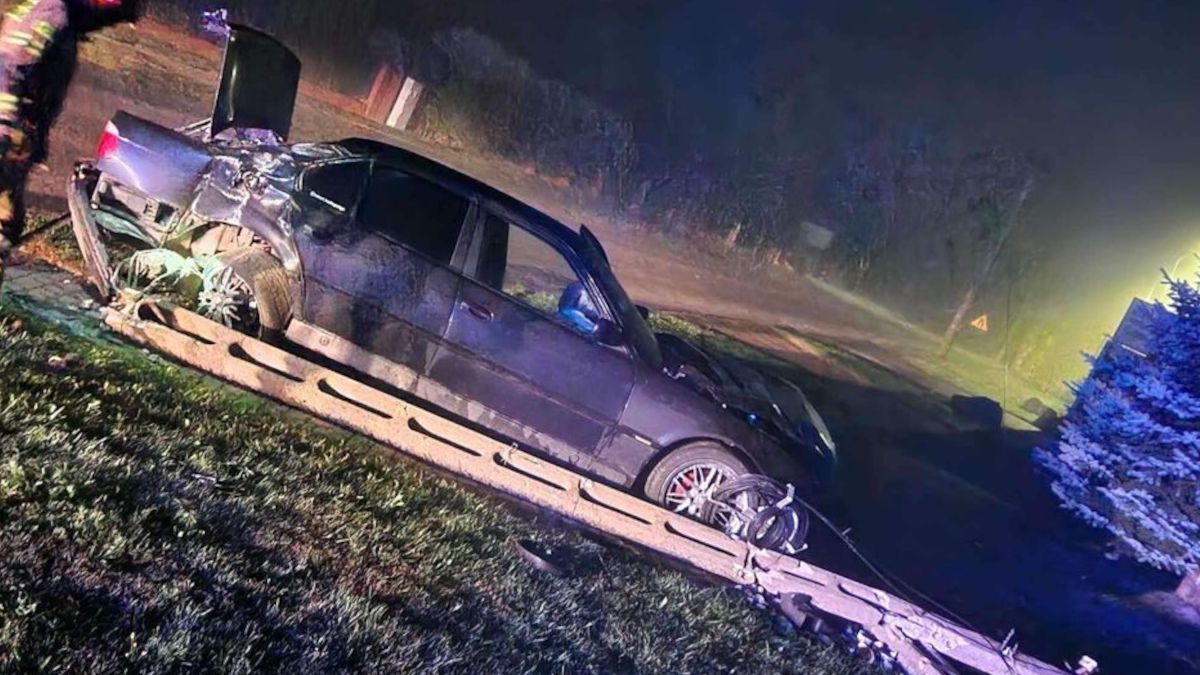 BMW staranowało słup latarni.