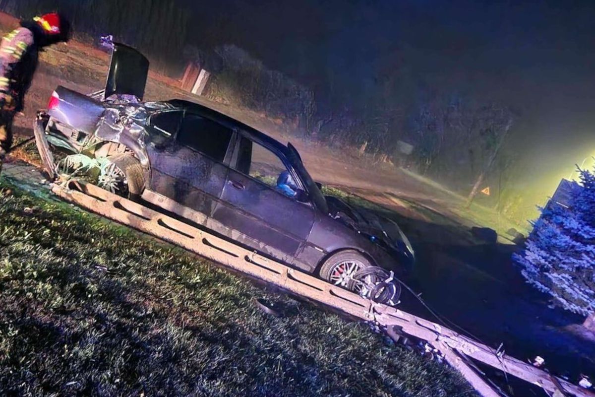 BMW staranowało słup latarni.