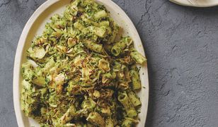 Makaron z pesto ze szpinaku i jarmużu oraz chrupką brukselką