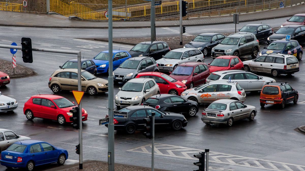 "Rzeczpospolita" zwraca uwagę, że może nas zalać fala starych pojazdów  wyprzedawanych przez Europę Zachodnią