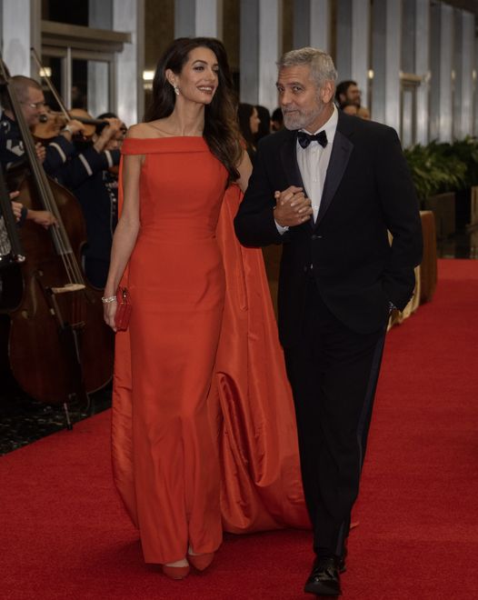 45th Annual Kennedy Center Honors Formal Artist's Dinner Arrivalsepa10347299 George Clooney and wife, Amal arrive for the formal Artist's Dinner honoring the recipients of the 45th Annual Kennedy Center Honors at the Department of State in Washington, DC, USA, 03 December 2022. The 2022 honorees are: actor and filmmaker George Clooney, contemporary Christian and pop singer-songwriter Amy Grant, legendary singer of soul, Gospel, R&B, and pop Gladys Knight, Cuban-born American composer, conductor, and educator Tania Leon, and iconic Irish rock band U2, comprised of band members Bono, The Edge, Adam Clayton, and Larry Mullen Jr.  EPA/Ron Sachs / POOL Dostawca: PAP/EPA.Ron Sachs / POOL