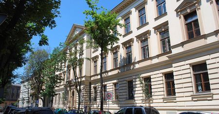 Ledwo mieszczące się ławki i brak światła. W takich warunkach uczą się dzieci w krakowskim LO z tradycjami