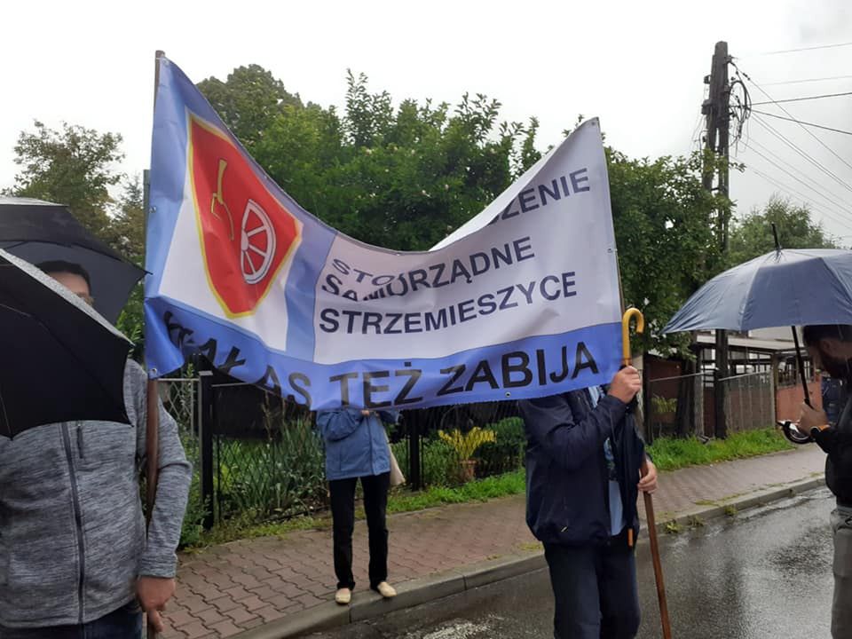 Dąbrowa Górnicza. Mieszkańcy Strzemieszyc wyszli na ulicę, bo mają dość życia w oparach spalin w hałasie. 