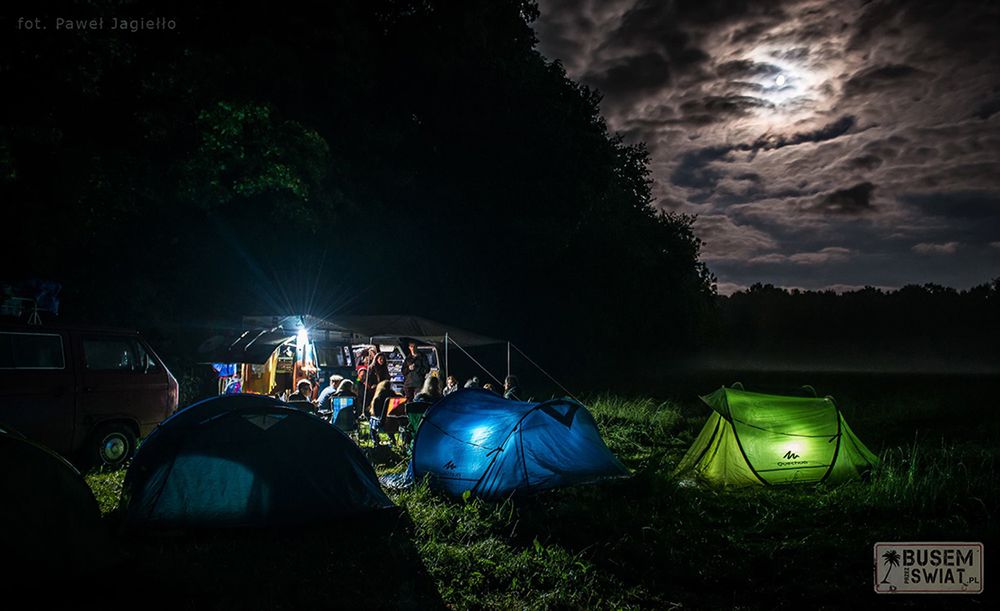 W trakcie swojej podróży nasi blogerzy zwiedzają przeróżne miejsca, charakterystyczne dla konkretnego regionu. Ze względu na popularność swojej strony często dostają darmowe wejściówki za pisanie recenzji danej rozrywki. Dzięki blogowi oraz książce również zarabiają pieniądze, realizując kampanie reklamowe dla różnych firm w egzotycznych sceneriach. Wszystko, czego do tego potrzebują to laptop i dostęp do internetu.