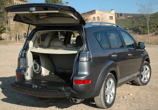 Mitsubishi Outlander II ma ogromny bagażnik i dość nietypowy do niego dostęp