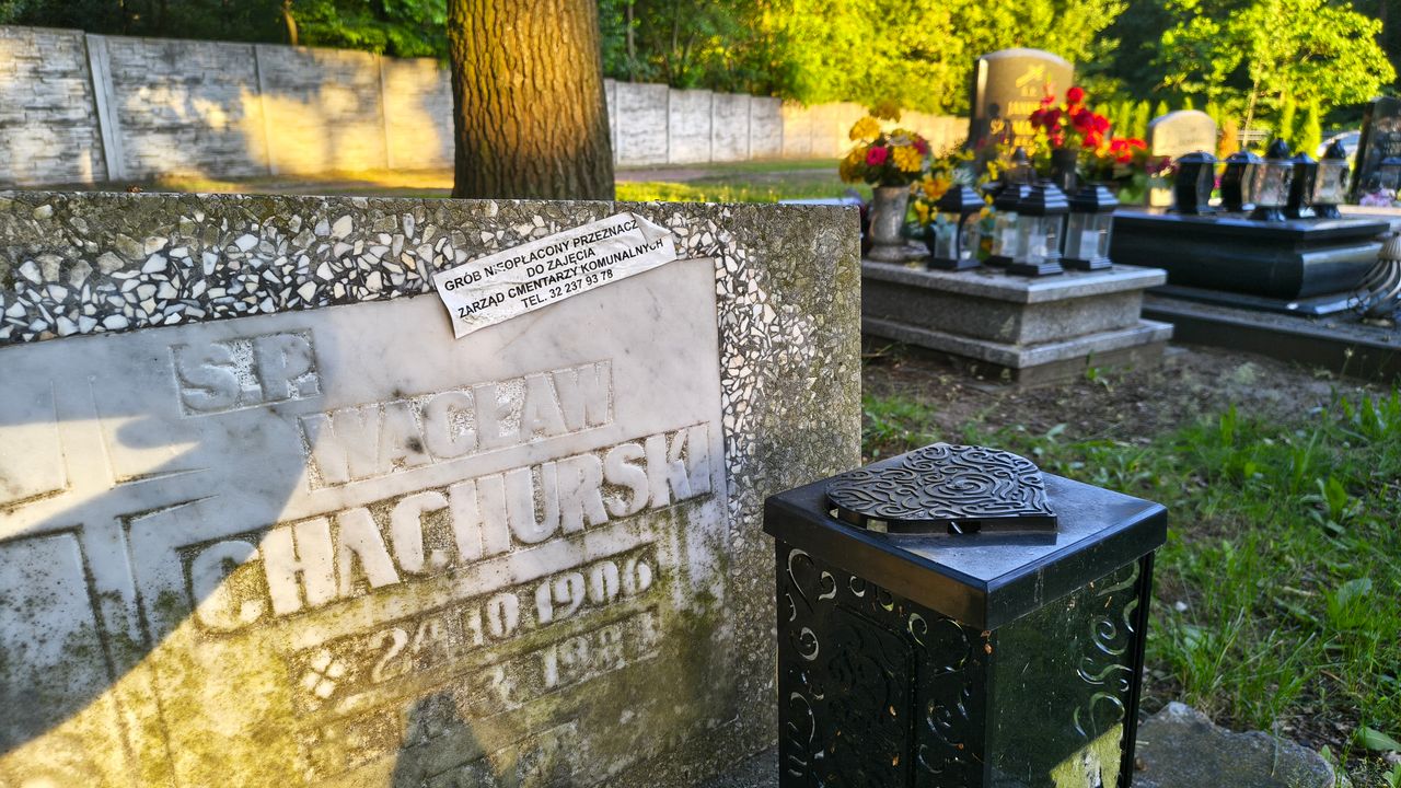 Znowu naklejają na grobach. Zauważyła na cmentarzu na Śląsku