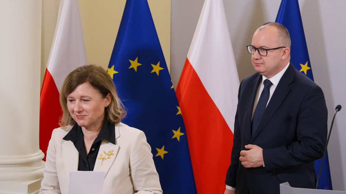 Warszawa, 14.03.2024. Minister sprawiedliwości, prokurator generalny Adam Bodnar (P) i wiceprzewodnicząca Komisji Europejskiej Vera Jourova (L) podczas konferencji prasowej po spotkaniu w siedzibie Ministerstwa Sprawiedliwości w Warszawie, 14 bm. (jm) PAP/Paweł Supernak