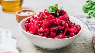 Zetrzyj buraki i ogórki kiszone! Stwórz surówkę, która wzmocni twoje jelita