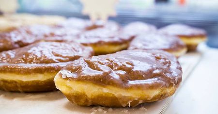 Tłusty czwartek za pasem. Zobacz, jak rozpoznać świeże pączki