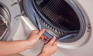 Zostaw pod uszczelką na kilka godzin. Fetor pleśni się ulotni