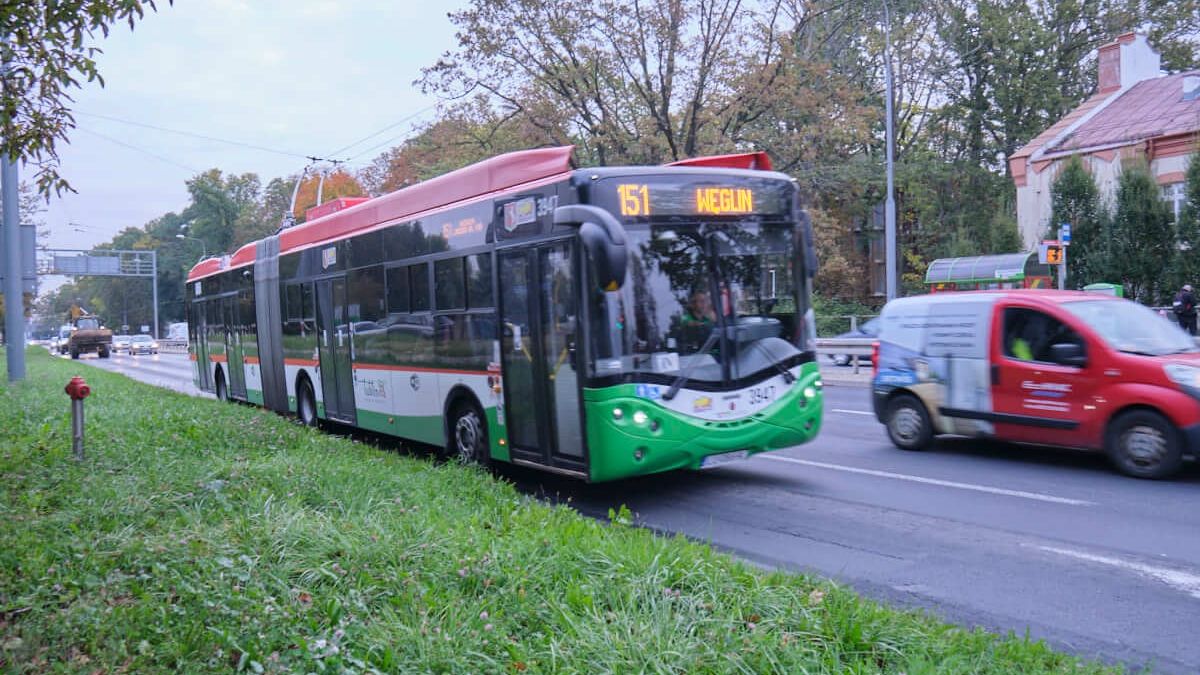 Trolejbus przegubowy na linii nr 151