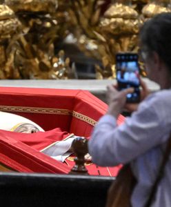 Gorszące sceny przed trumną Franciszka. "Ze świątyni zrobiono muzeum"