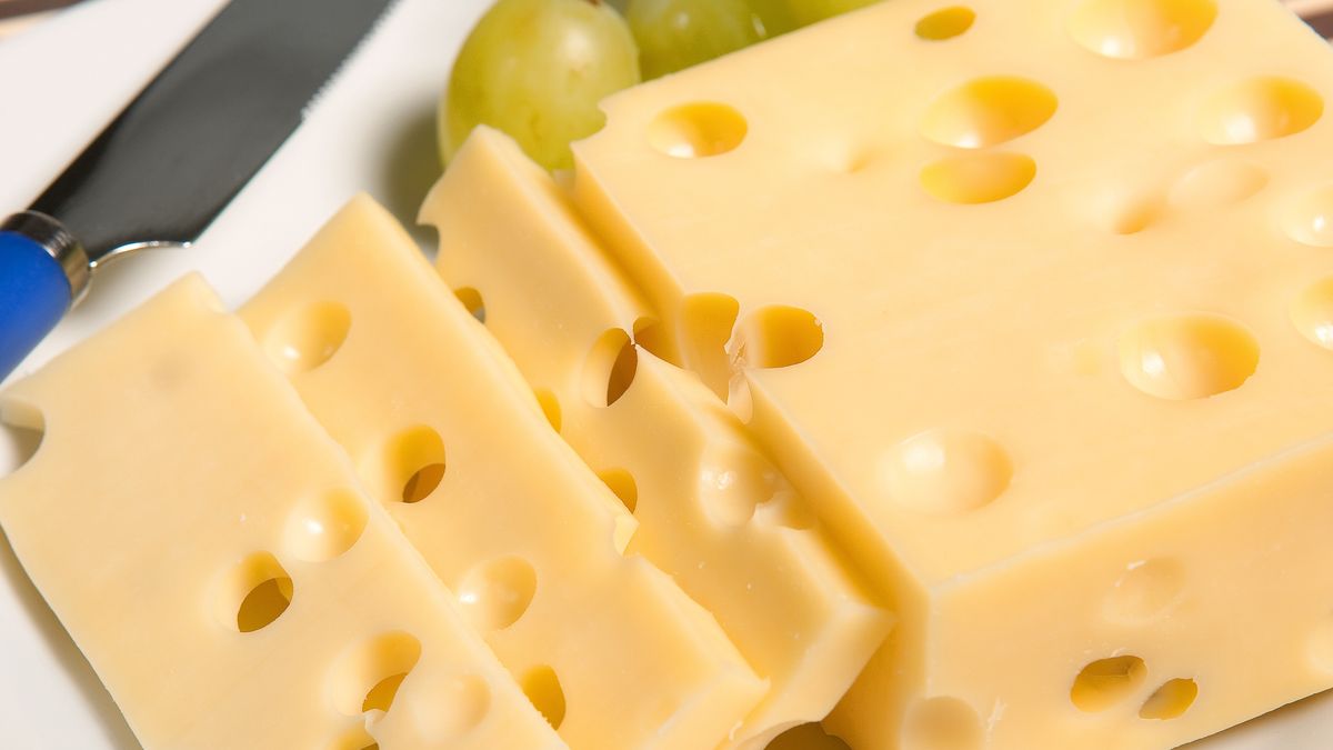 Z czym łączyć ser emmentaler? Owoce to jedne z wyborów