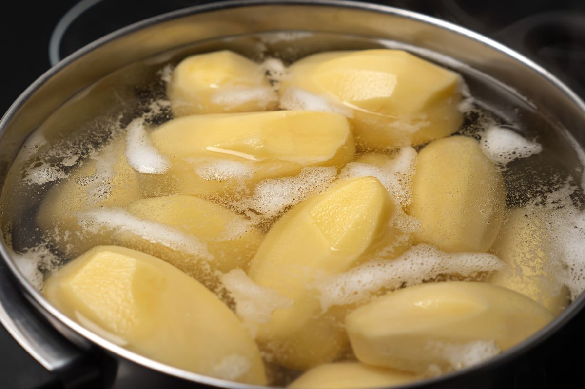 During the cooking of potatoes, many people make a mistake. As a result, they lose valuable properties.