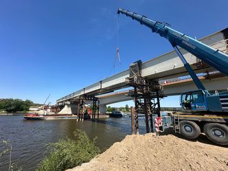 300-tonowy kolos dotarł na miejsce. Powstaje nowy most na Wiśle