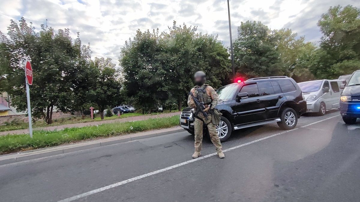 Poranne zatrzymanie przez policyjnych kontrterrorystów na al. Andersa