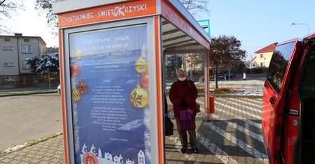 „Małe teksty” z dużą mocą zdobią ostrowieckie przystanki