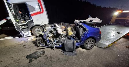 Z auta zostały strzępy. Nie żyją dwie młode osoby