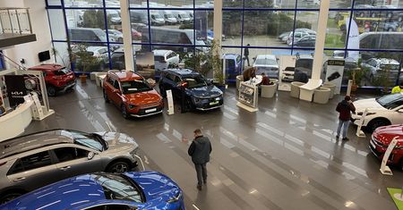Chwilowe "eldorado" na rynku aut. Sprzedawcy dają rabaty, a raty są niższe