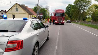 Pieszy zginął pod kołami ciężarówki. Na miejscu pracują policjanci