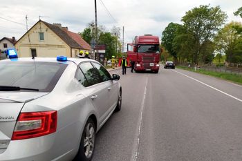 Pieszy zginął pod kołami ciężarówki. Na miejscu pracują policjanci