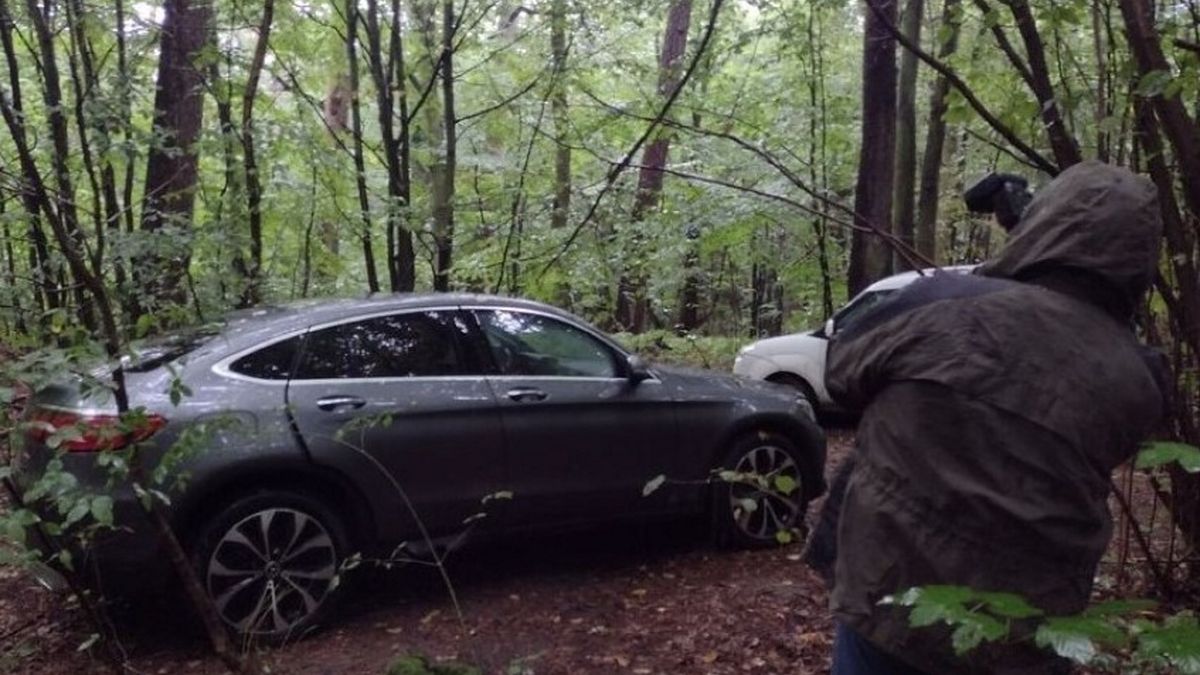 Samochód stał w lesie