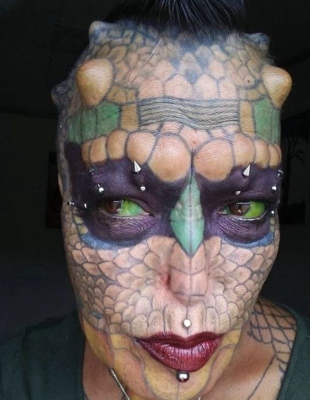 62-latka wierzy, że jest pół człowiekiem, pół SMOKIEM. Na operacje plastyczne wydała już ponad 300 tysięcy złotych (FOTO)