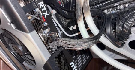 Spalona wtyczka z karty GeForce RTX 5090. Użytkownik wyczuł problem po zapachu