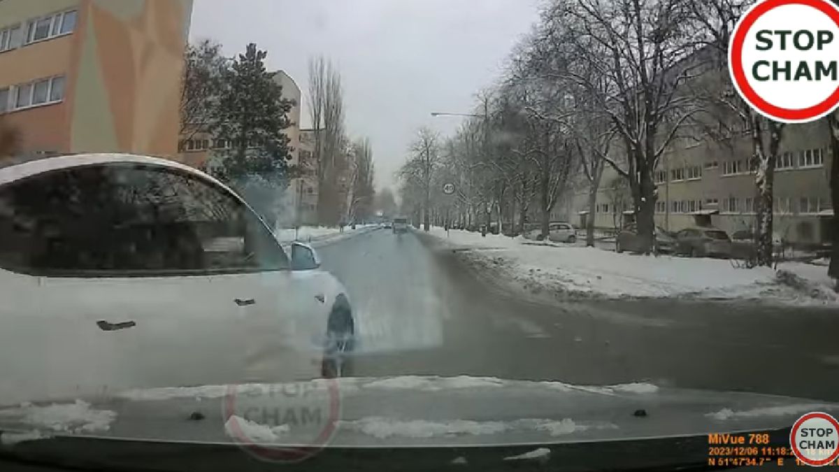 Kierowca Tesli zdecydował się na wyprzedzanie w najgorszym momencie