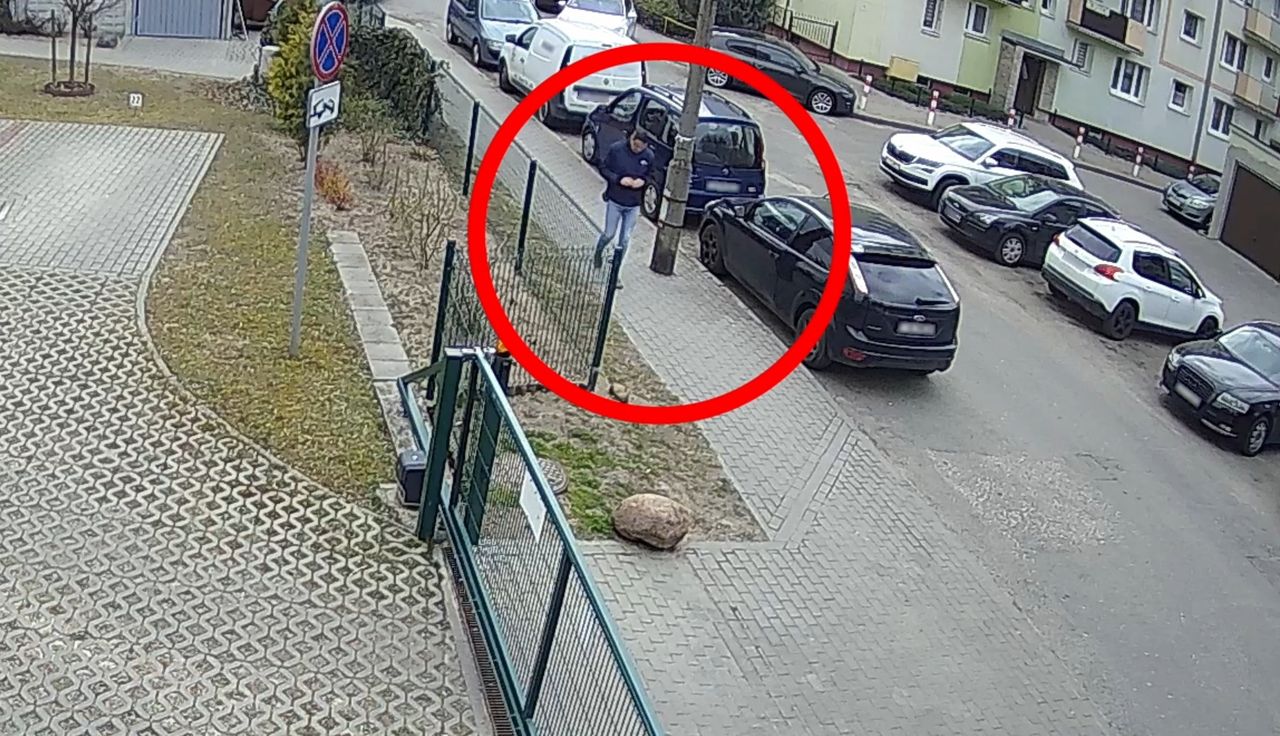 Szedł chodnikiem. Mężczyzna nagrany. Już jasne, co ma na sumieniu