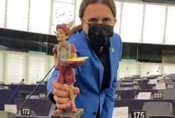 Gorąco w Parlamencie Europejskim. Europoseł wręczył "prezent" Morawieckiemu