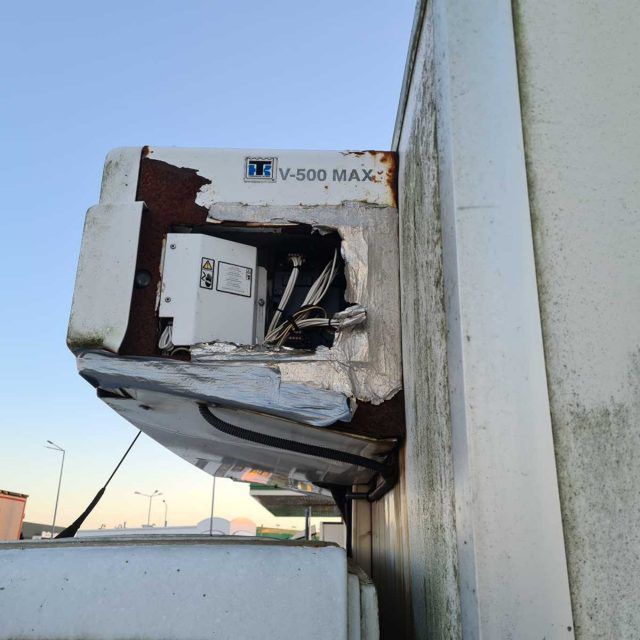 Korozja, pęknięcia i wyciek oleju. Mercedes odjechał z miejsca kontroli na lawecie (zdjęcia)