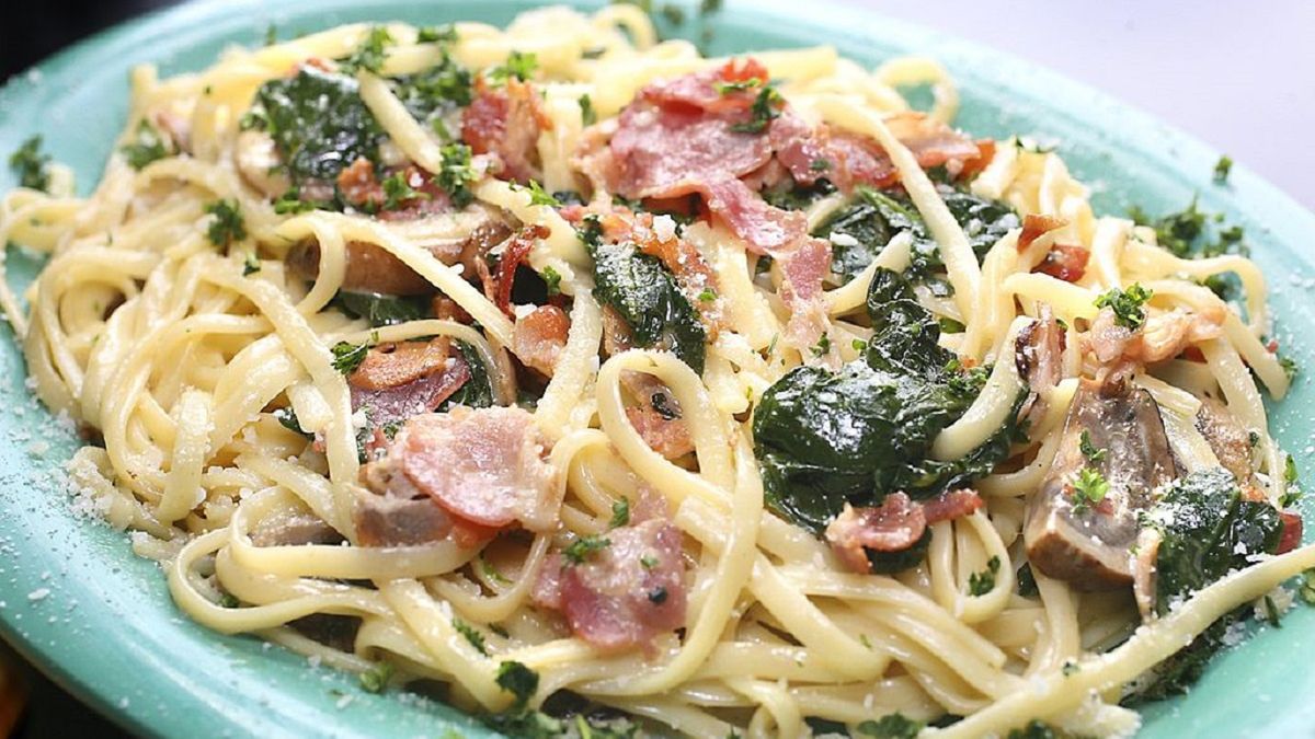 Makaron z boczkiem i szpinakiem to świetny pomysł na szybki obiad. 
