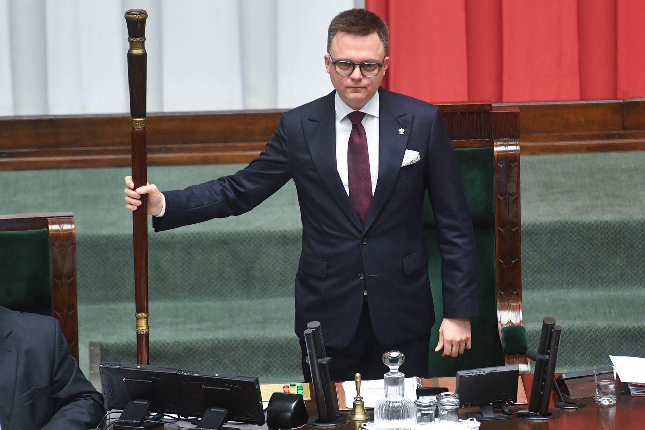 Warszawa, 20.03.2024. Marszałek Sejmu Szymon Hołownia na sali obrad Sejmu w Warszawie, 20 bm. Sejm ma zająć się m.in. drugim czytaniem poselskiego projekt nowelizacji ustawy o konsumenckiej pożyczce lombardowej oraz poselskim projektem ustawy dot. nadania statusu języka regionalnego etnolektowi śląskiemu. (jm) PAP/Piotr Nowak