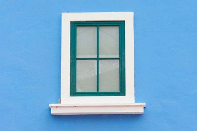 Dzięki zamykaniu i zasłanianiu okien rozgrzane powietrze nie może dostać się do pomieszczenia