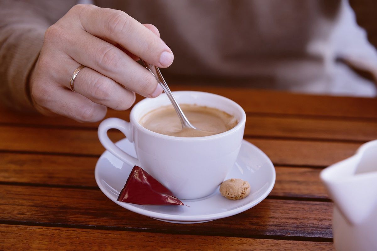 Jak prawidłowo mieszać herbatę lub kawę?
