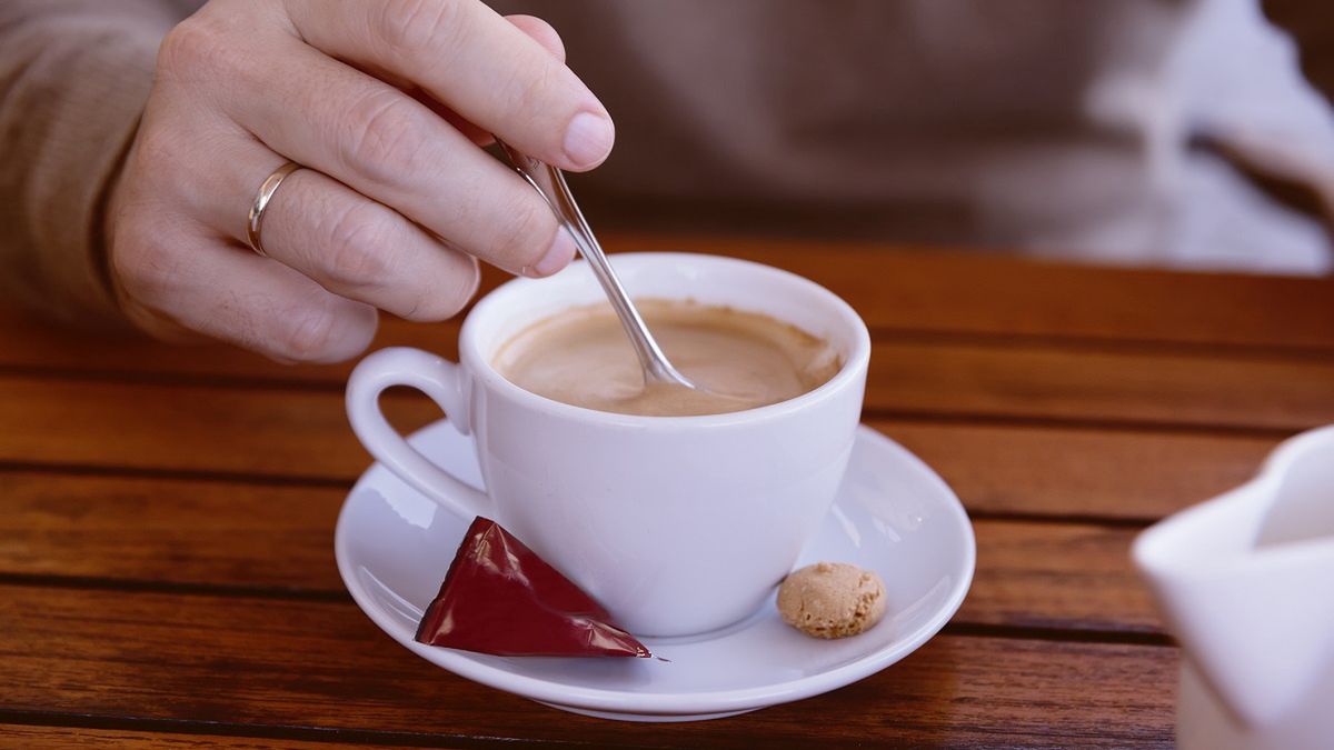 Jak prawidłowo mieszać herbatę lub kawę?