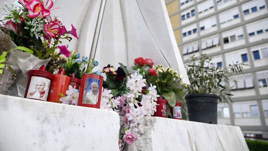 Pod kliniką Gemelii wierni składają kwiaty i pamiątki